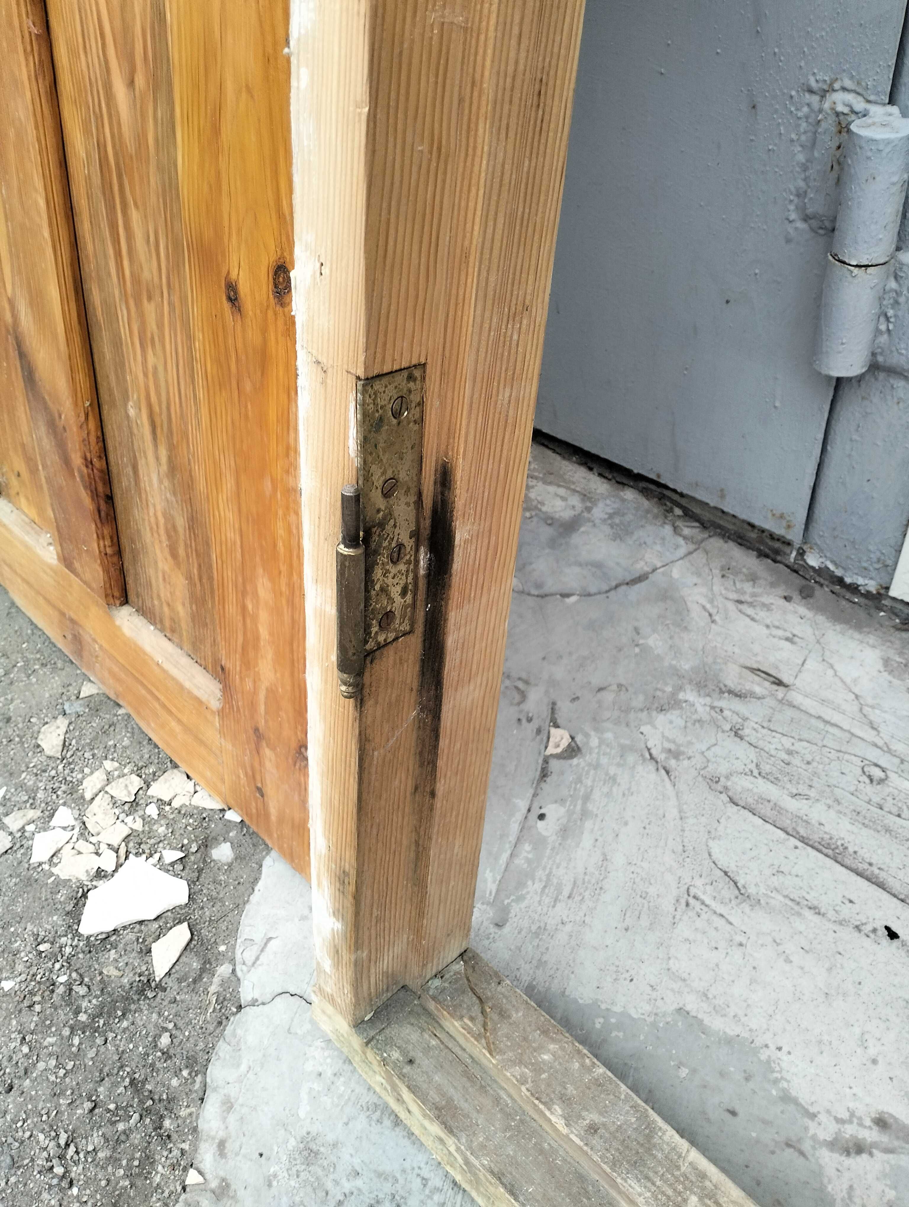 Дерев'яні двері з коробкою
