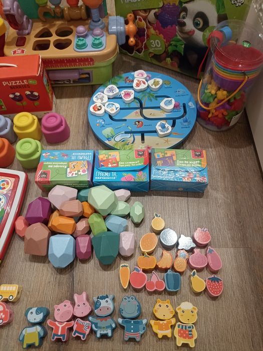 Пазли різні, дерев'яні, fisher price, іграшки