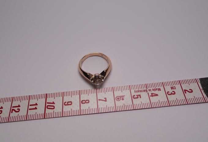 Pierścionek z brylantem 0,24 ct. Różowo białe złoto R.16