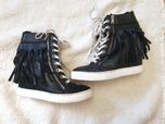 Skórzane buty 39 z frędzlami boho sneakersy na koturnie czarne
