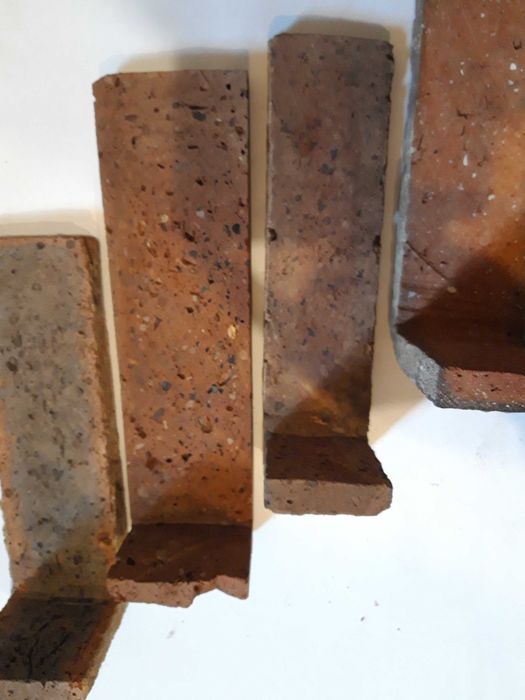 Kątowniki, narożniki, stare cegły, płytki z cegły, cięte cegły, lica