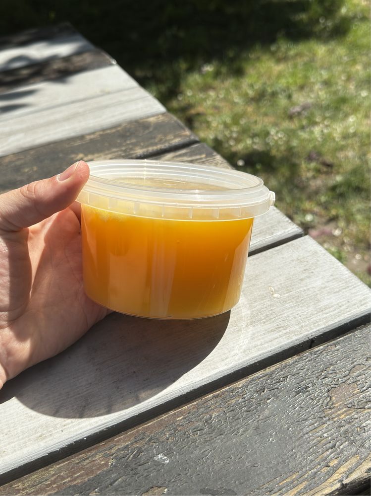 Świeży naturalny miód; produkty pszczele