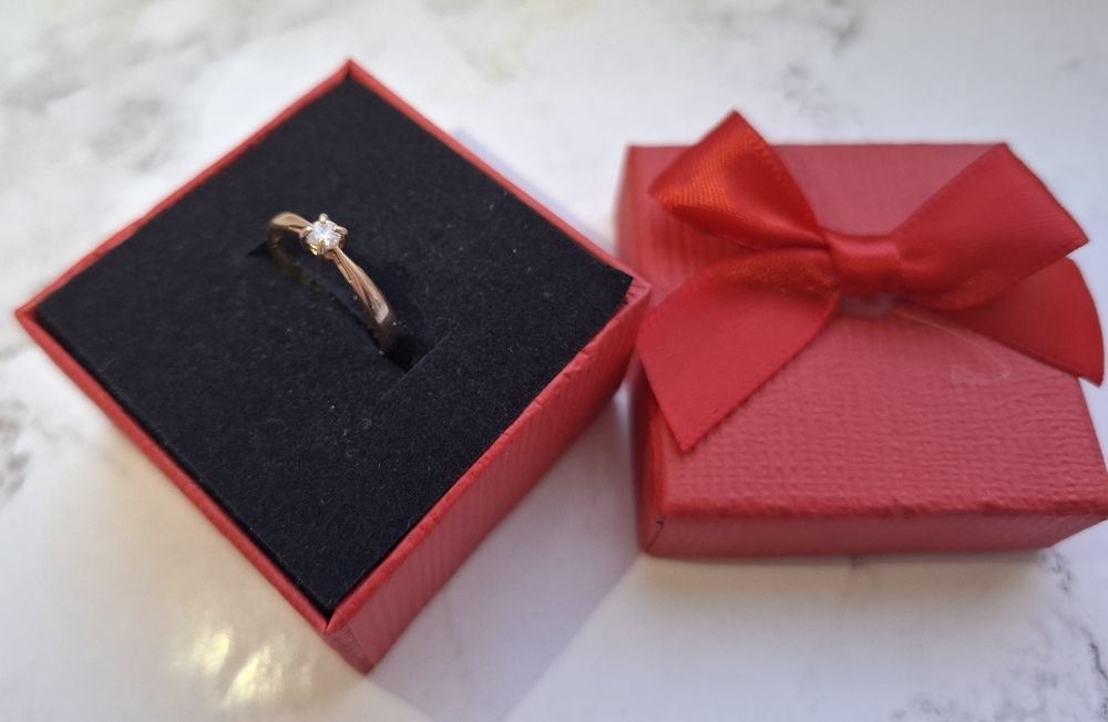 Золота каблучка з діамантом 16р.