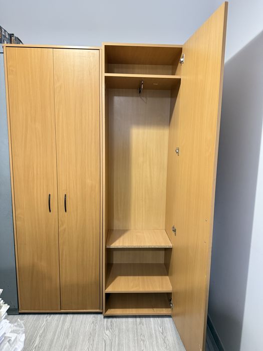 Шафи офісні з поличками