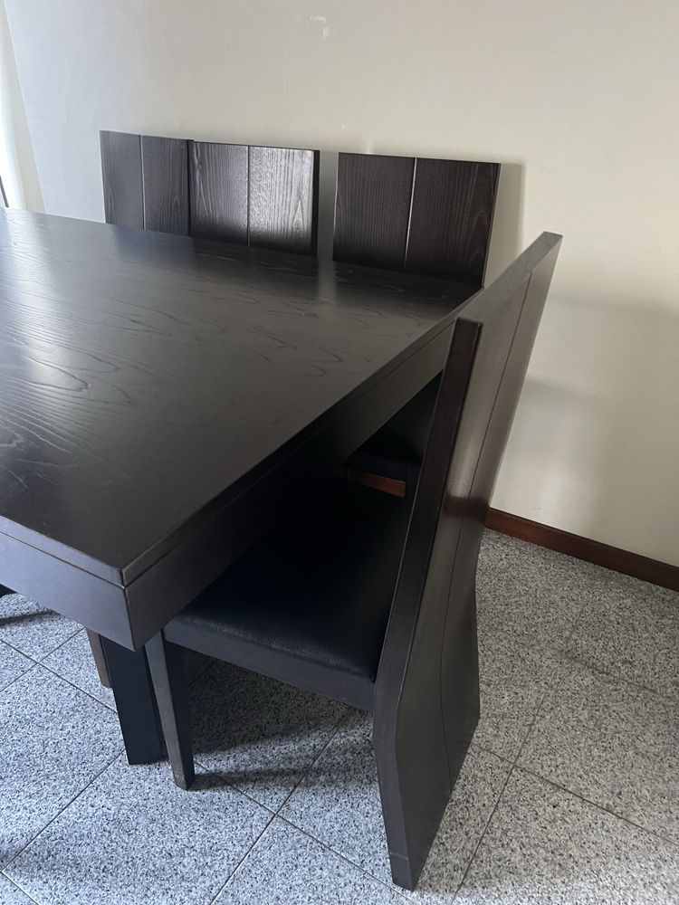 Mesa extensivel com 6 cadeiras em carvalho maciço,