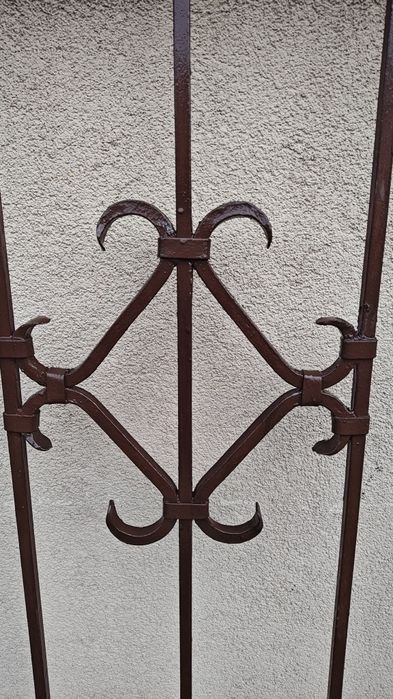 Kraty okienne kute, bardzo porządnie wykonane.