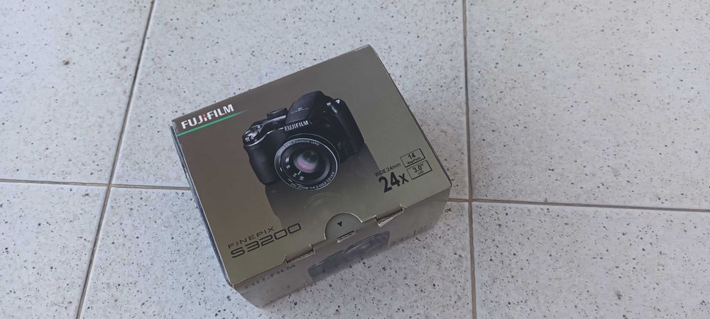 Máquina fotográfica FujiFilm FINEPIX S3200 (14 MP) - ótimo estado