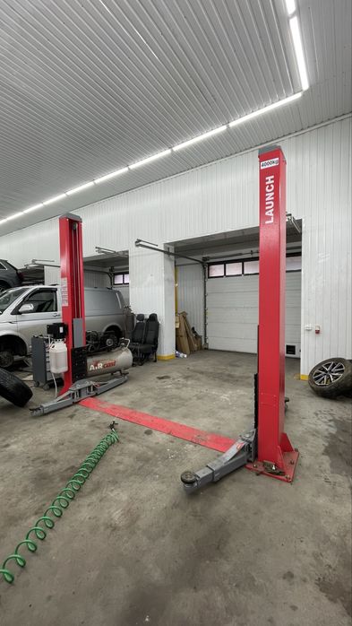 Бокс на два заїзди з ямою і підйомником.