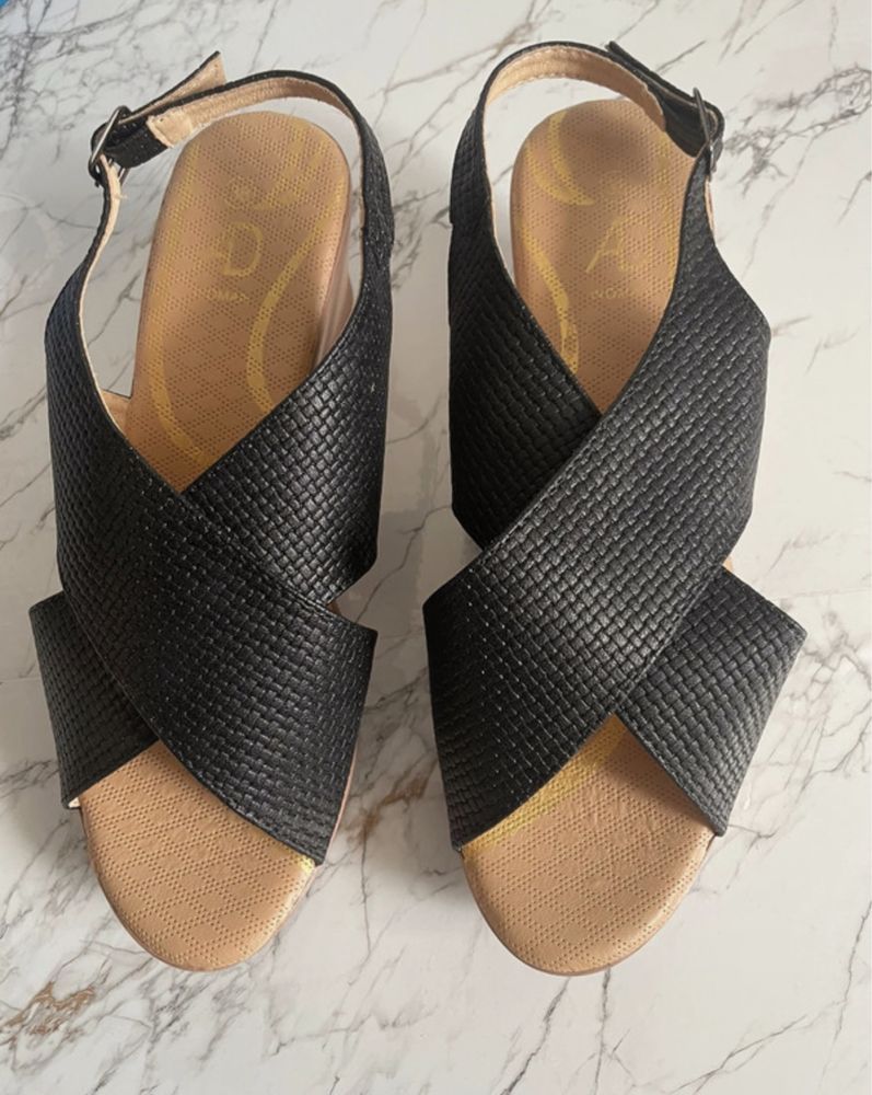 Nowe czarne sandały na koturnie