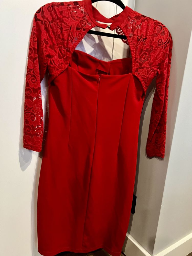 Czerwona sukienka, koronkowa