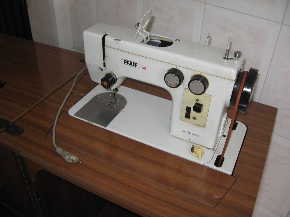 Máquina de Costura PFAFF 46 Automática, com Móvel