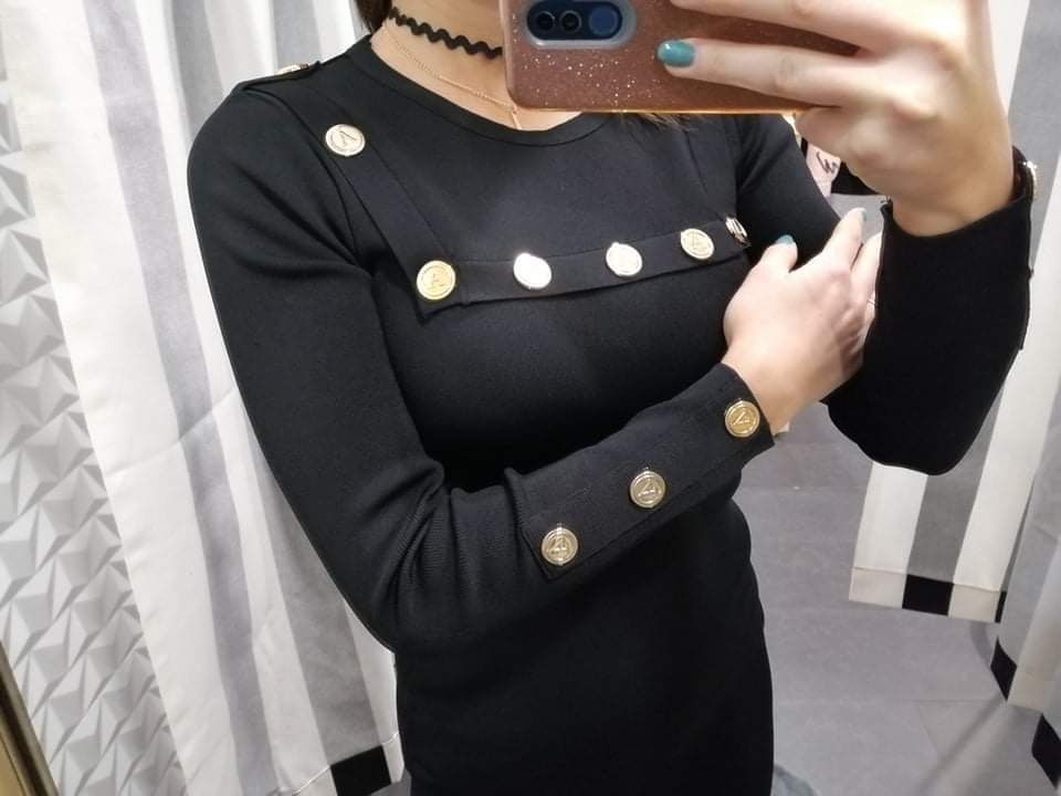 Sukienka czarna ze złotymi guzikami