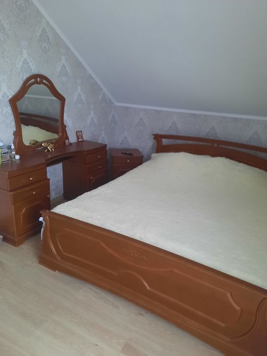 Ліжко двухспальне, дві тумбочки і туалетний столик