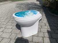 WC z wbudowanym rozdrabniaczem i pampą