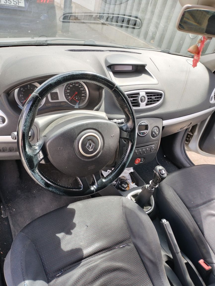 Clio 3 em bom estado de uso ,  sta funcionando muito bem