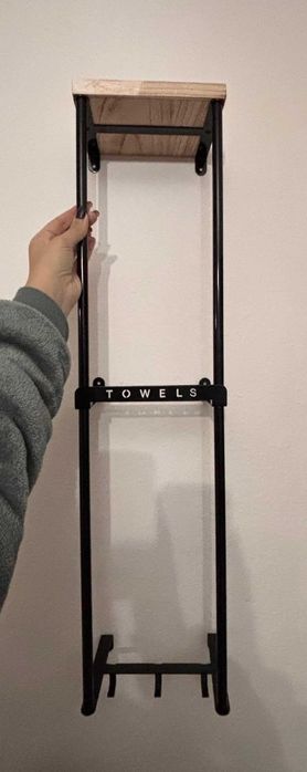 Półka łazienkowa na ręczniki wiszący nowoczesny z haczykami półką