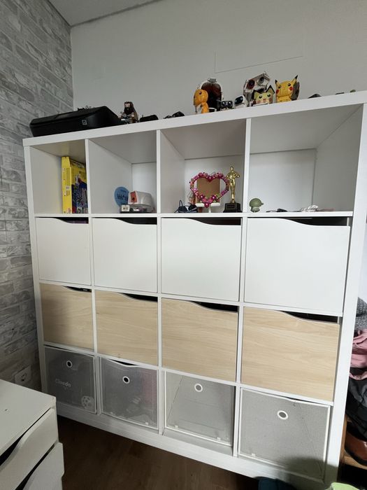 Estante Kallax com pes e portas