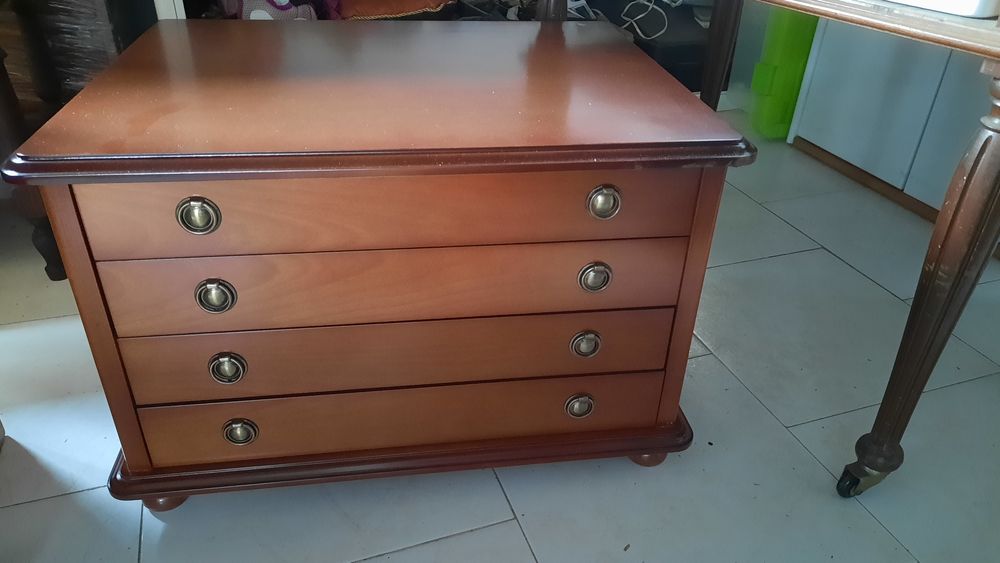 Mesinhas cabeceira em excelente estado.