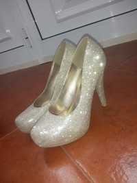 Sapatos de salto alto com glitter