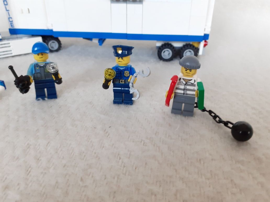 Lego City 60044 - Mobilną jednostką policji