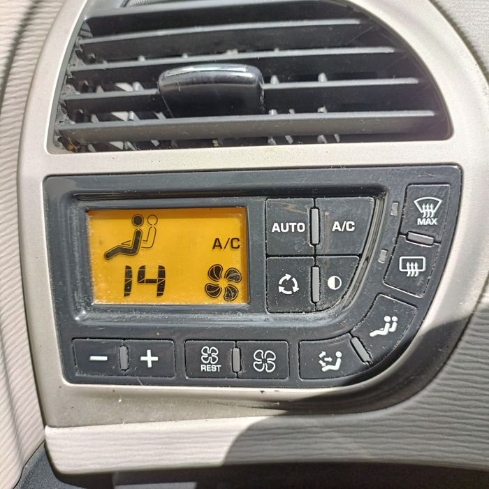 Citroen C4 Grande Picasso 7l automática recebo retoma para facilitar.