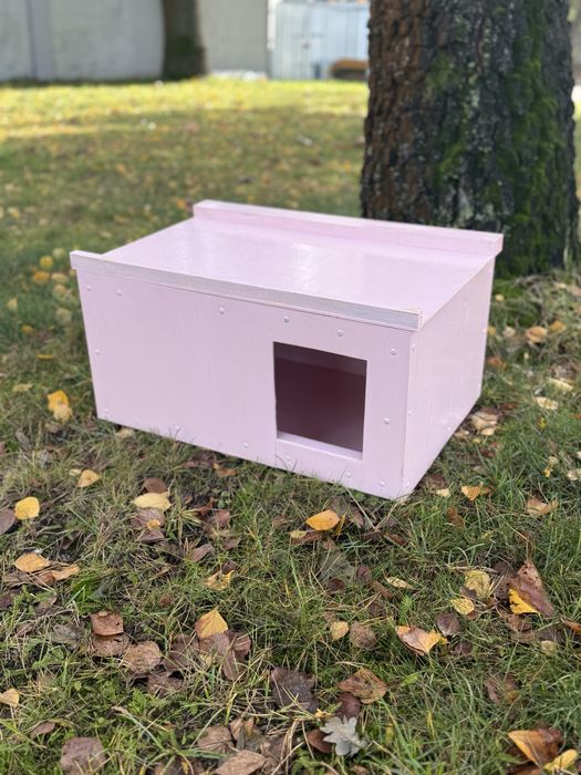 Drewniane domki ogrodowe dla jeży i kotów