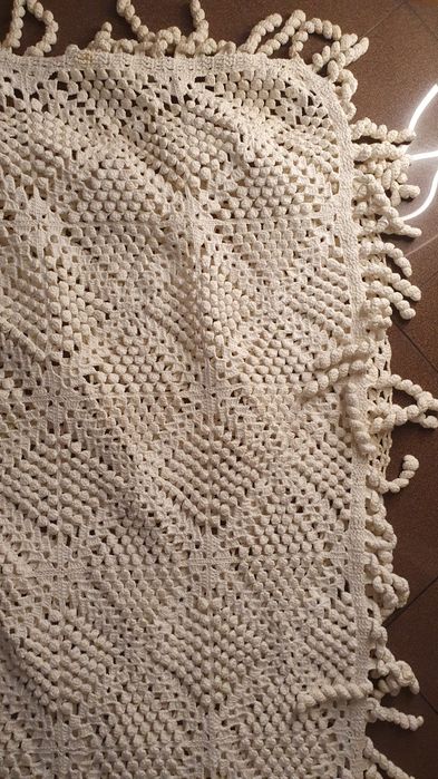 Colcha e toalha de croché e Panos de linhos bordados