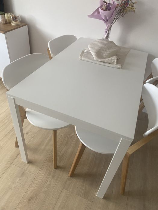 Stół rozkladany z krzesłami