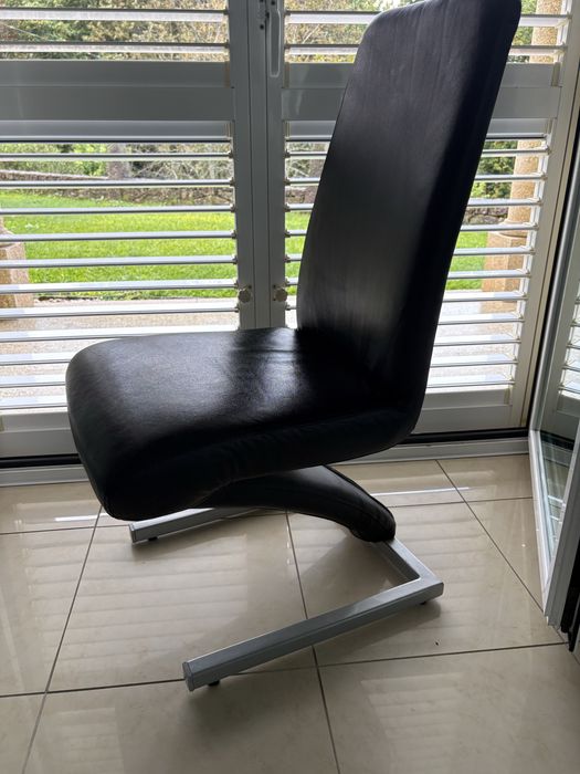 6 cadeiras em pele preta