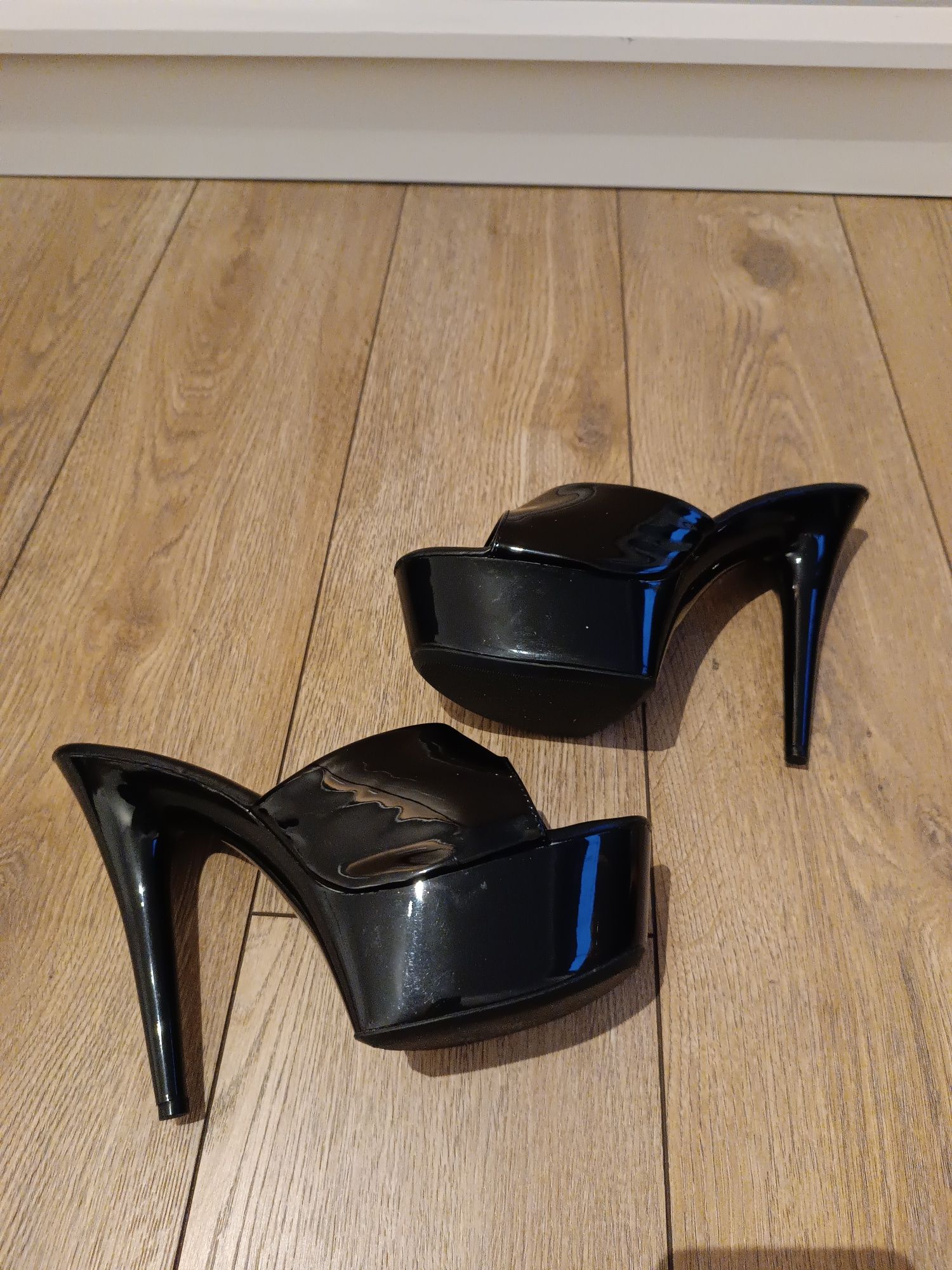 Czarne lakierowane sandały na szpilce