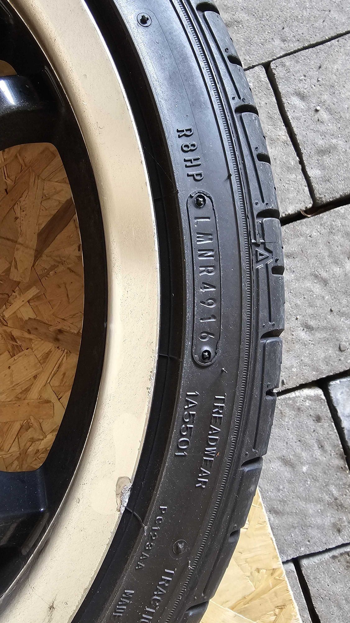Felgi aluminiowe MOMOCORSE 195/40 R17 wraz z oponami Falken