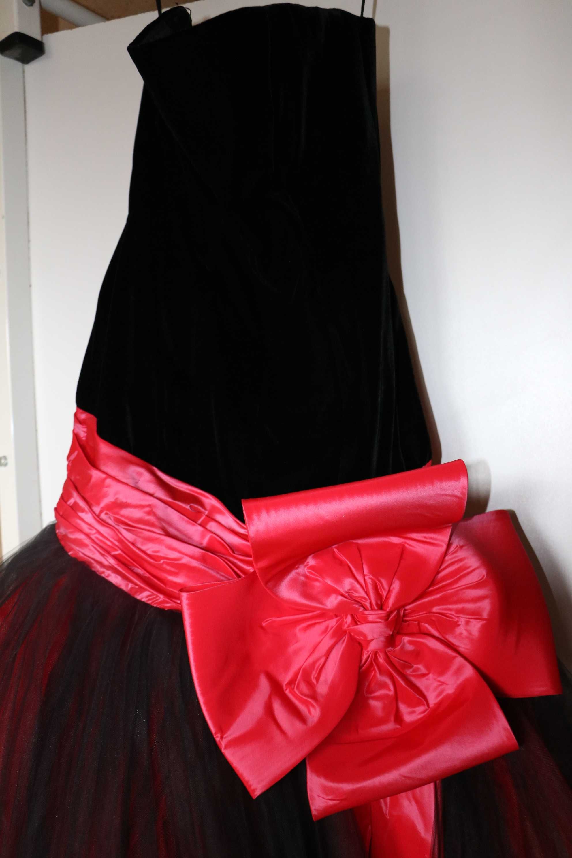 платье нарядное пышное черное с красным (р. 36)