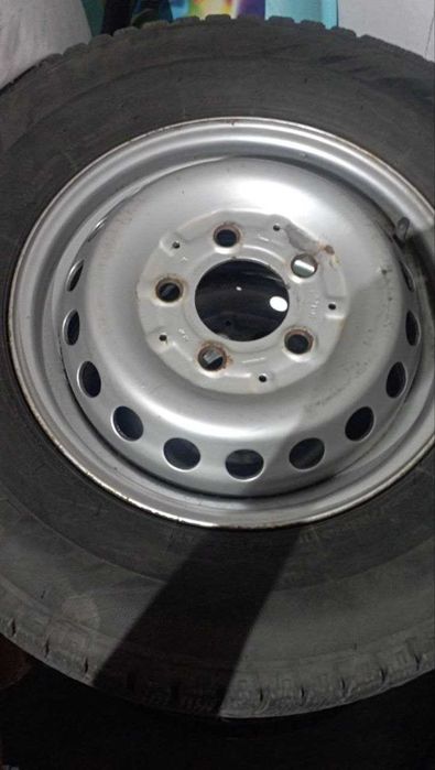 Комплект шин Lassa wintus 2 225/70 r15c на металлических дисках.