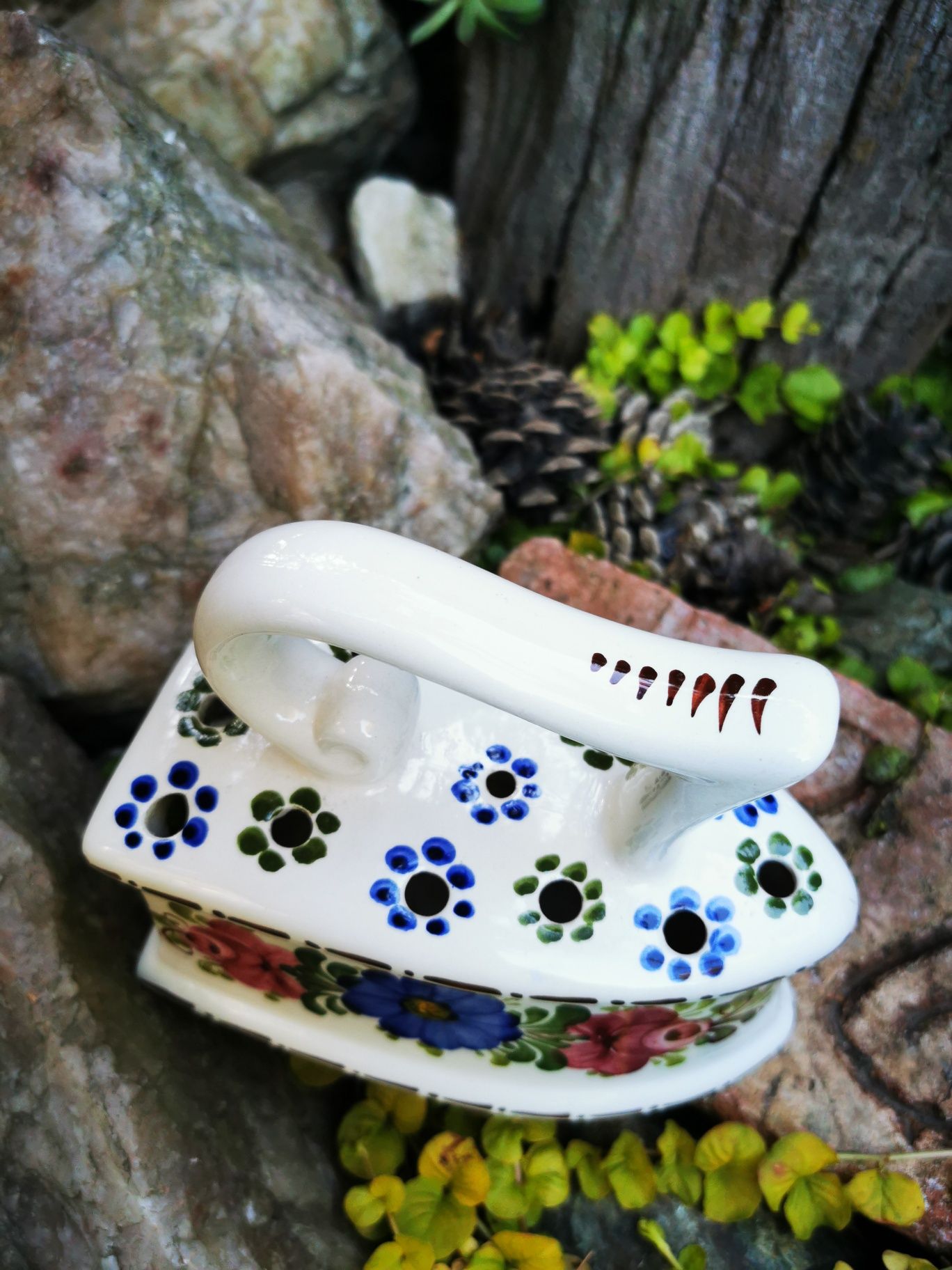 Ceramiczne ozdobne żelazko  kwiaty, ręcznie malowany, Austria UNIKAT