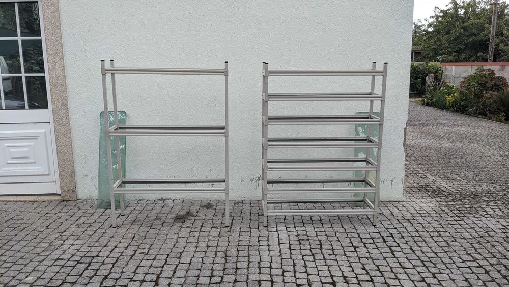 Estantes metálicas com prateleiras ajustáveis de vidro