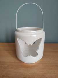 Piękny bialutki ceramiczny lampion świecznik z motylkiem