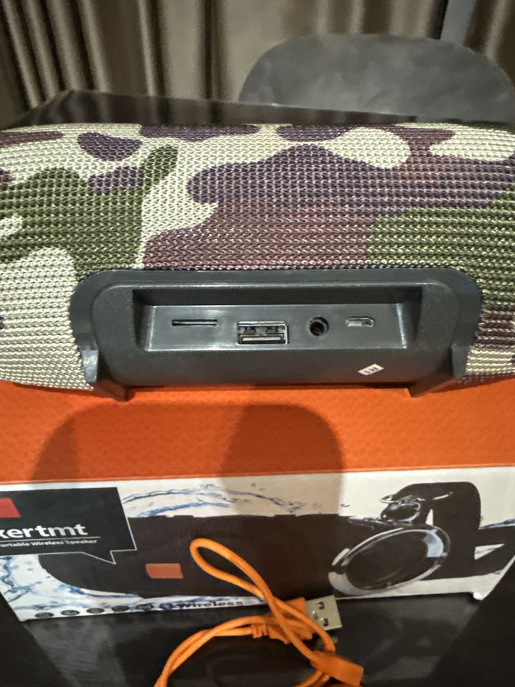Колонка переносна JBL