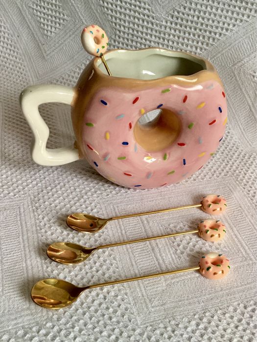 Kubek w kształcie pączka z łyżeczkami marki Sinsay