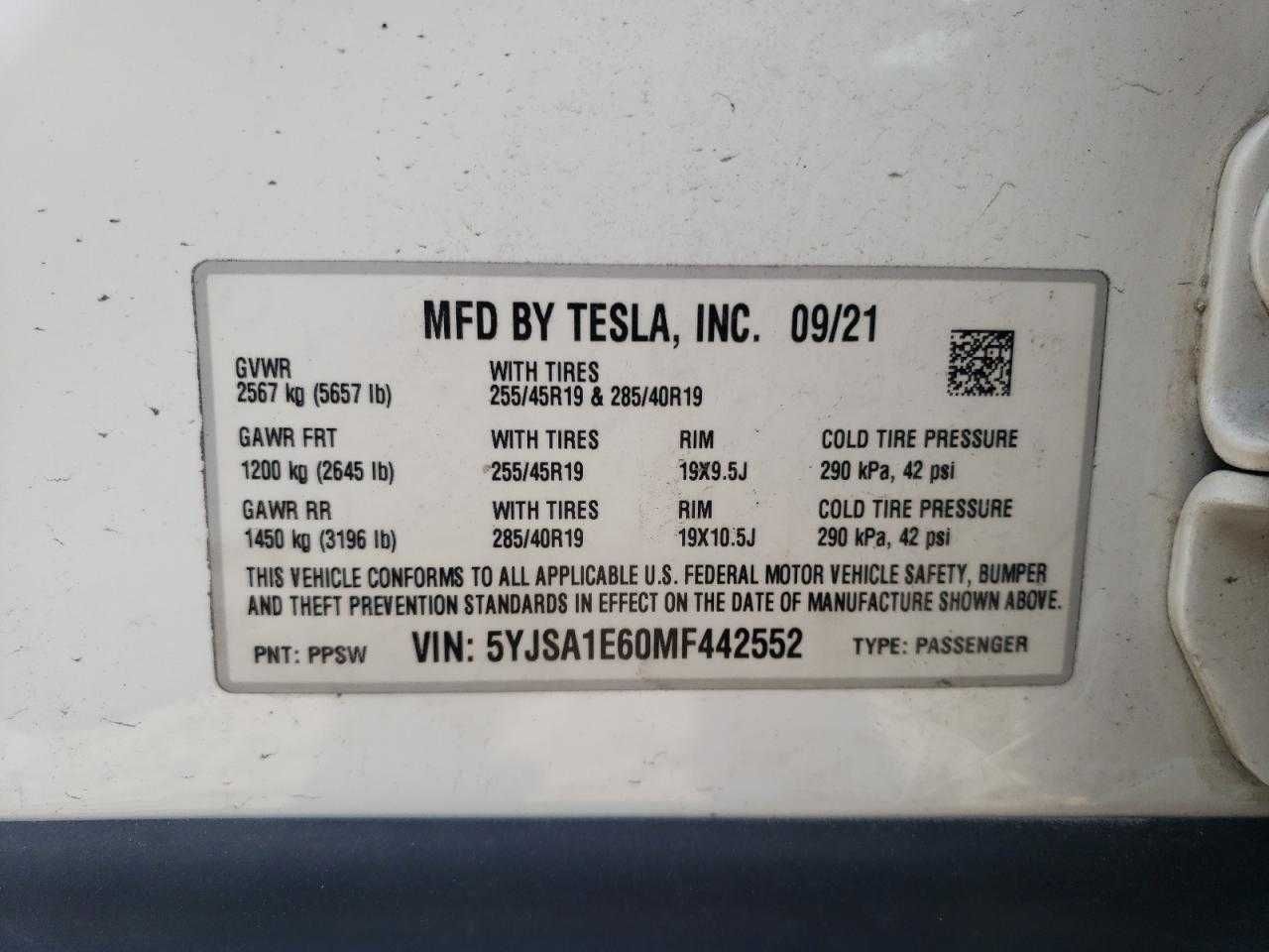 Електричний седан Tesla Model S 2021 з США