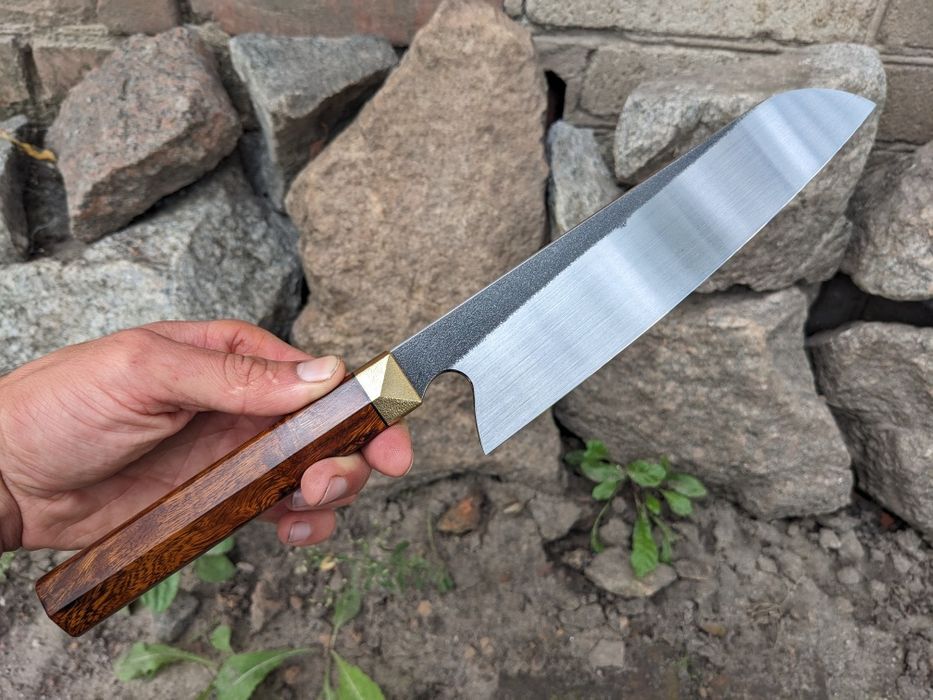 Ніж ручної роботи зі сталі N690