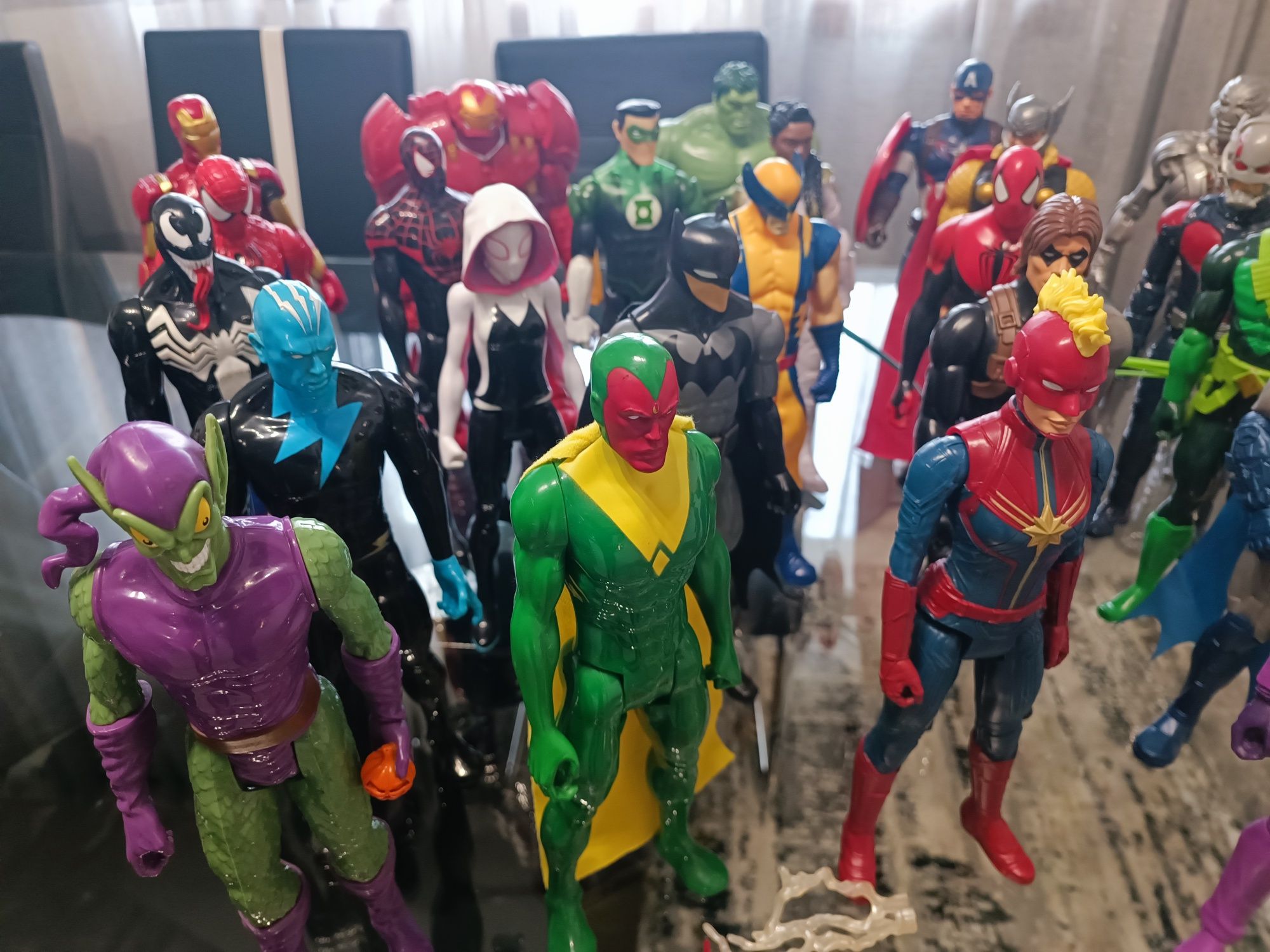 25 avengers 3 cms com 2 carros