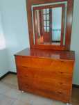 Móvel de quarto em madeira com espelho.