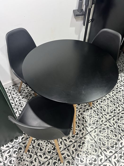 Stół stolik okrągły z krzesłami