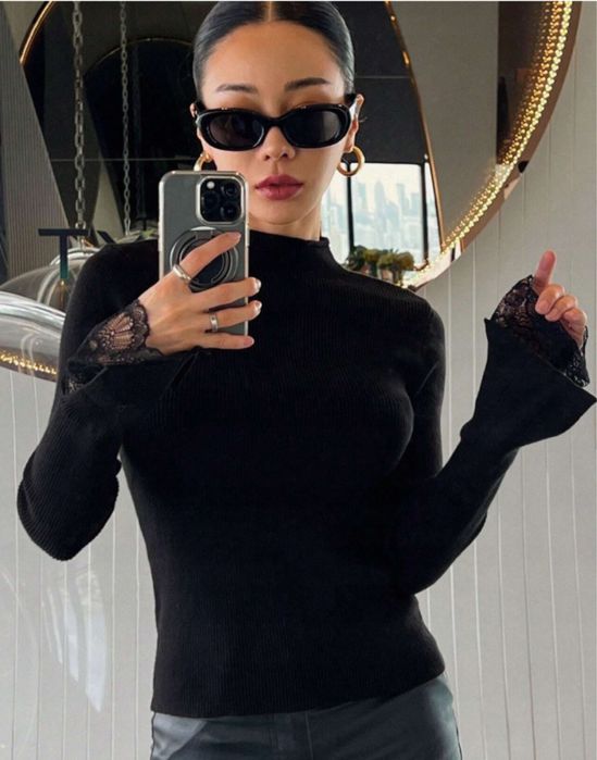 Лонгслів з контрасними мереживими рукавами