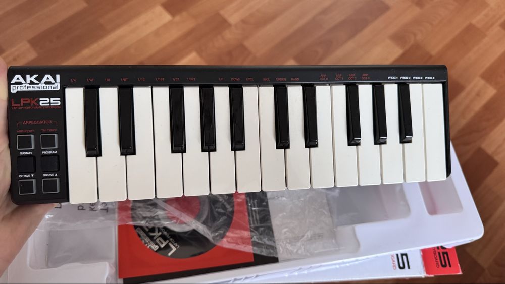 Міді клавіатура AKAI LPK25