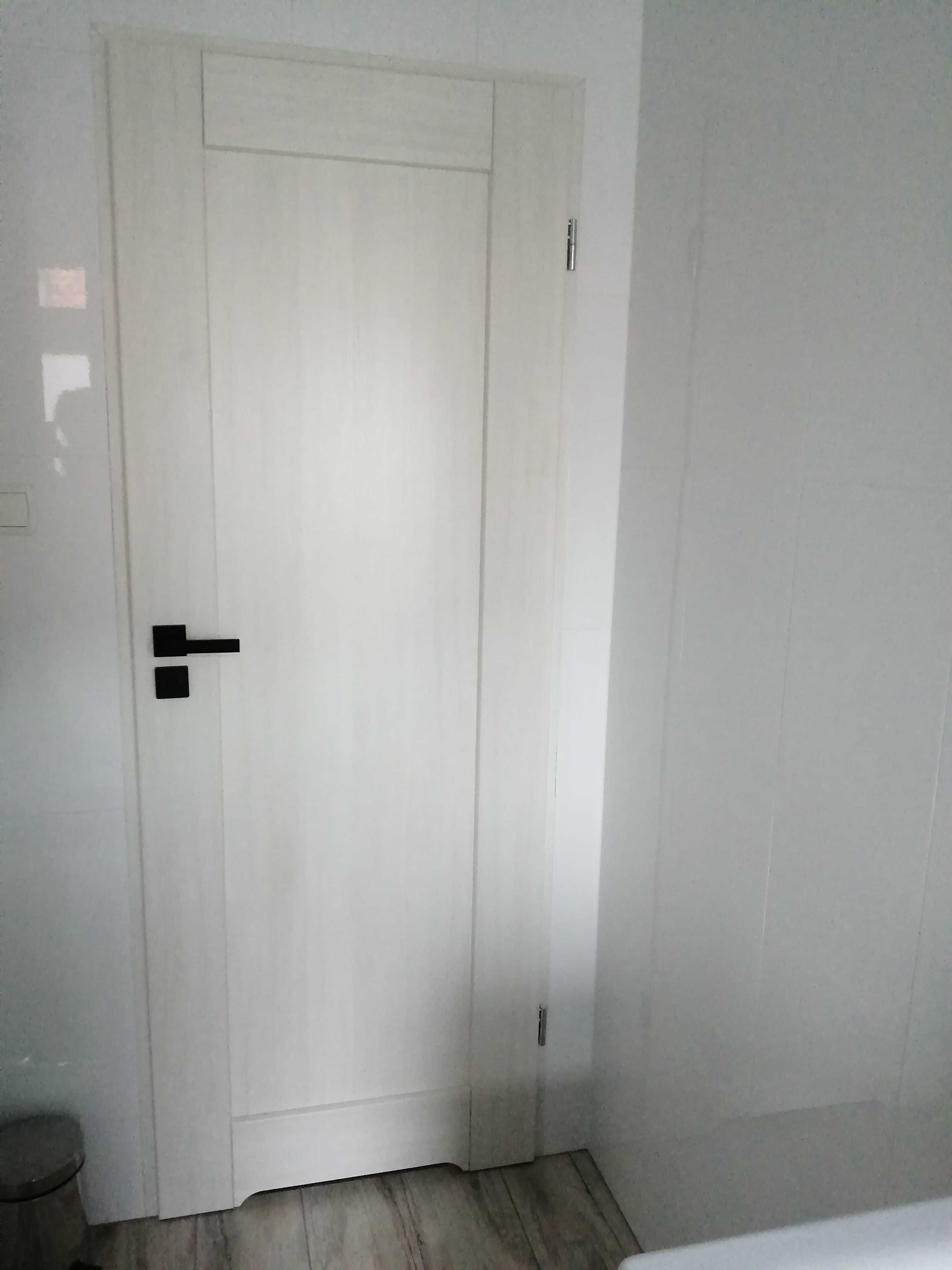 Drzwi łazienkowe nowe z ościeżnica 70 cm