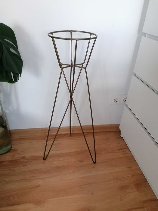 Kwietnik stojący do domu i ogrodu z prl-u poiedynczy na trzech nogach.