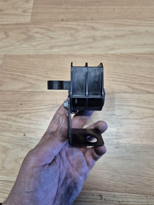 Uchwyt Chłodnicy Renault Megane IV 2020