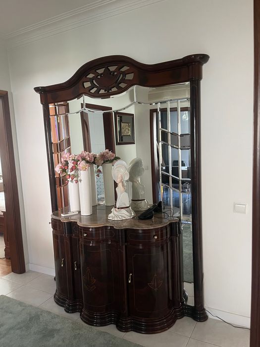 Móvel de entrada em madeira, tampo de mármore e com espelho