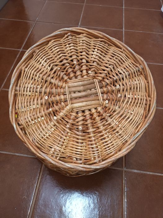 Cesto de verga grande feito e trabalhado à mão